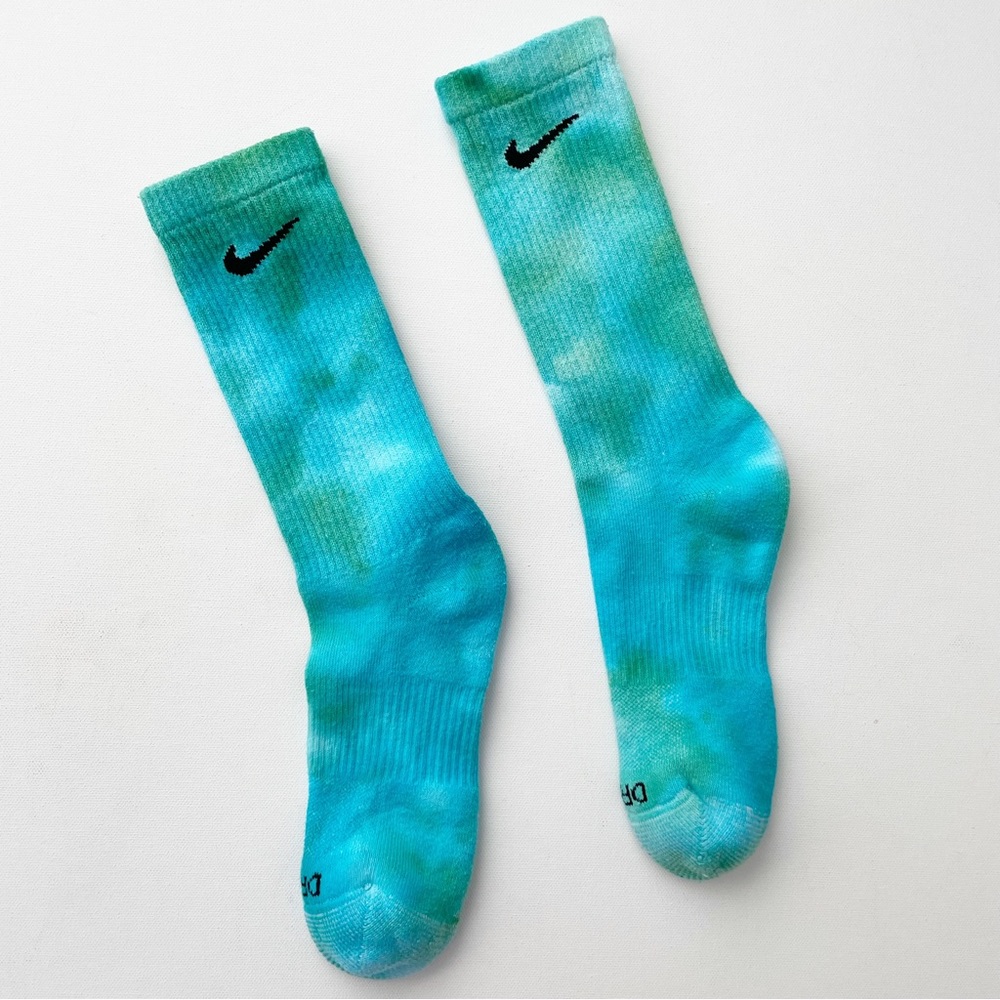 Nike Tie Dye Unisex Women's 6-10 Crew Socks Dri Fit Turqoise Blue Medium - Picture 1 of 5